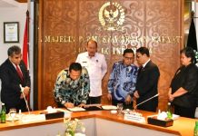 Bamsoet Lakukan Serah Terima Sekretaris Jenderal MPR RI Ketua MPR Bambang Soesatyo bersama Pimpinan MPR Menandatangani SK Pemberhentian Ma'ruf Cahyono Sebagai Sekjen MPR