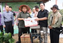 Bupati Tapanuli Selatan Berikan Bantuan Aneka Perlengkapan Pertanian dan Bibit Ikan Kepada 5 Poktan