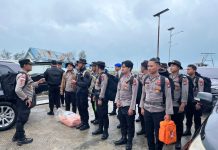 Longsor di Pulau Serasan, Kapolres Natuna Bantu Evakuasi Korban Bencana