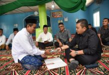 Bupati Tapsel Bayar Zakat Fitrah Keluarga di Masjid Al-Hasanah Desa Muaratais III