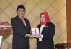 Prosesi Penyerahan Buku Karya Pimpinan MPR kepada Perpustakaan MPR, Siti Fauziah: Kami Bangga dan Akan Menjaga Buku Ini