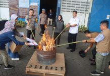 KPU Bersama Polres Pasuruan Musnahkan Surat Suara Rusak