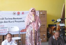 Dukung Peningkatan Kesehatan Masyarakat, Anis Byarwati Beri Bantuan Meja dan Kursi Posyandu Lansia dan Balita RW 03 Batu Ampar