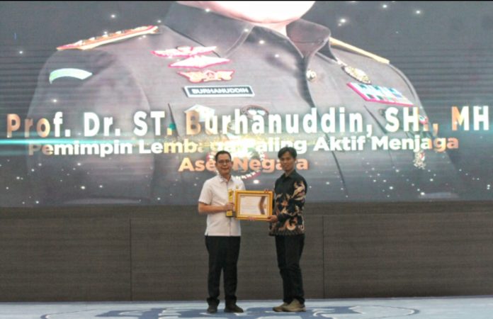 Jaksa Agung ST Burhanuddin diwakili Dr. Aliansyah selaku Kabid penkumluhkum Menerima KWP Award 2026