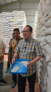 Anggota  Komisi IV DPR Firman Soebagyo Melakukan Sidak ke Gudang Bulog Mengecek Kondisi Beras di Wilayah Pati