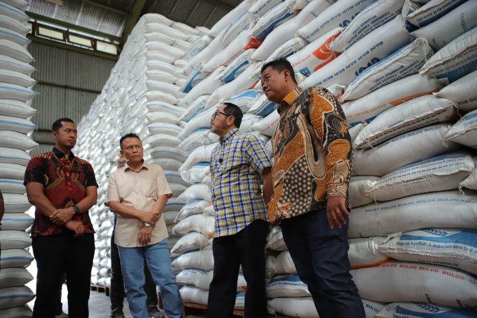 Anggota Komisi IV DPR Firman Soebagyo Melakukan Sidak ke Gudang Bulog di Wilayah Pati, Jawa Tengah