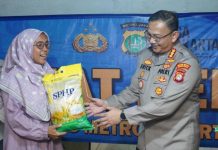 Jumat Peduli, Kapolres Jakut Blusukan ke Kolong Tol Sungai Bambu