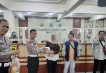 Samsat Bangil Beri Hadiah Sembako kepada Wajib Pajak dalam Rangka HUT Lalu Lintas ke-71