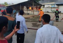 Gubernur Kepri Saksikan Proses Pemadaman Kebakaran Kios di Punggur