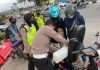 Bagi-bagi Bensin Gratis, Rombongan Pemudik Apresiasi Satlantas Polres Pasuruan