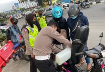 Bagi-bagi Bensin Gratis, Rombongan Pemudik Apresiasi Satlantas Polres Pasuruan