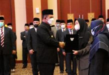 Anugerahi 35 PNS, Gubernur Kepri Sematkan Tanda Satyalancana Karya Satya