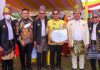 Bupati Tanah Bumbu Sabet Penghargaan Peningkatan Desa