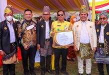 Bupati Tanah Bumbu Sabet Penghargaan Peningkatan Desa