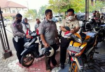 Meriahkan HUT RI, Samsat Bangil Wajibkan Pajak Kendaraan dan Pasang Miniatur Bendera Merah Putih