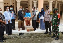 Kapolsek Bagikan Masker dan Sanitizer di Masjid Cepiring