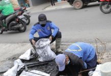 Minimalisir Genangan, Sudin SDA Jakbar, Lakukan Pengurasan Saluran Air