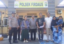 Seorang Ibu dan Anak Tersesat di SPBU Sukadamai, Polsek Firdaus Bantu Warga Riau Kembali Pulang