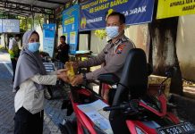 Peringatan Hari Kartini, Satlantas Polres Pasuruan Beri Kejutan Migor Untuk Ibu – ibu