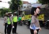 Pakai Kostum Badut, Polres Kendal Ajak Masyarakat Taat Prokes dan Lalulintas