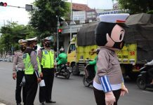 Pakai Kostum Badut, Polres Kendal Ajak Masyarakat Taat Prokes dan Lalulintas