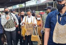 Borong Noken di Taman Imbi, Presiden Kembali Bikin Ramai Papua