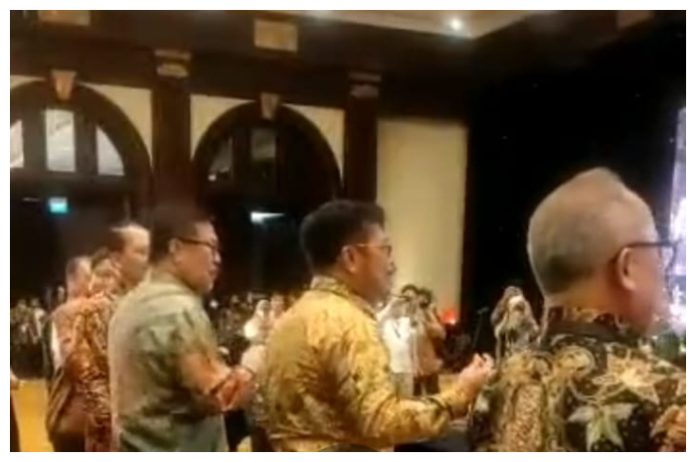 Mentan Syahrul Yasin Limpo Sedang Berjoget dangdut bersama Jajarannya dalam sebuah Rakornasi di Kementerian Pertanian