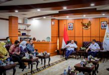 Takut dengan SE Menpan-RB, Nakes Honorer Curhat ke LaNyalla Nakes Curhat dengan AA LaNyalla Mahmud Mattaliiti