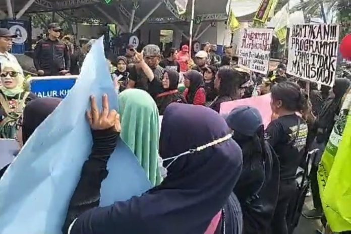 Pedagang Aksi Damai di Ancol