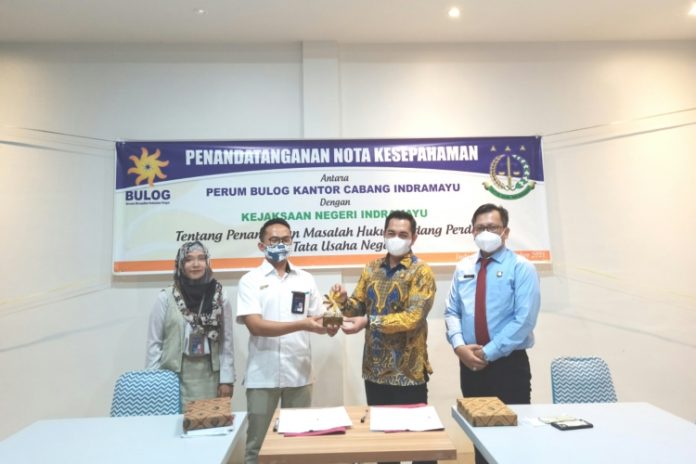 Penandatanganan MoU Kejari indramayu dengan perum bulog