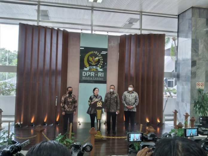 Puan Maharani bersama Dua Pimpinan DPR bersama Mensesneg Pratikno Membacakan Supres Pergantian Panglima TNI