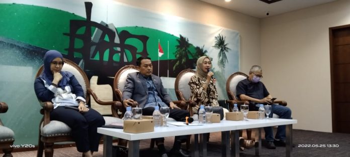 Riezky Aprilia bersama Rudi Hartono dan Anggia Erma Rini dalam sebuah diskusi