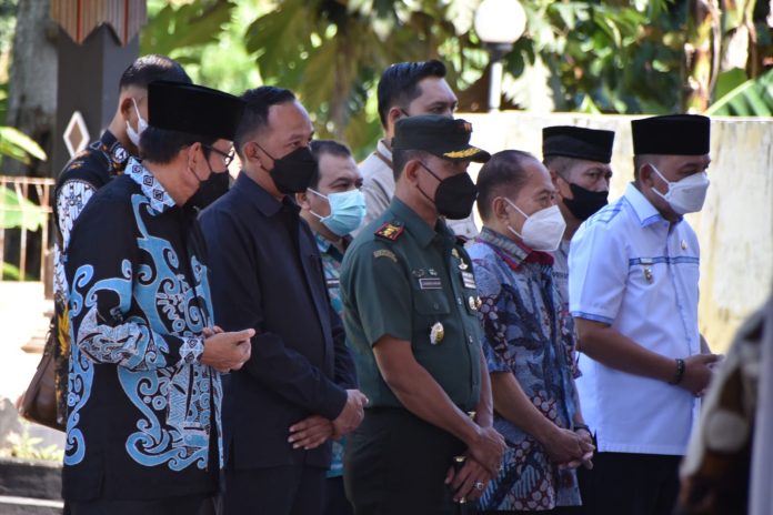 Syarief Hasan Mendampingi SBY Berziarah ke Makam Jenderal TNI (Purn) Sarwo Edhi di Purwerejo