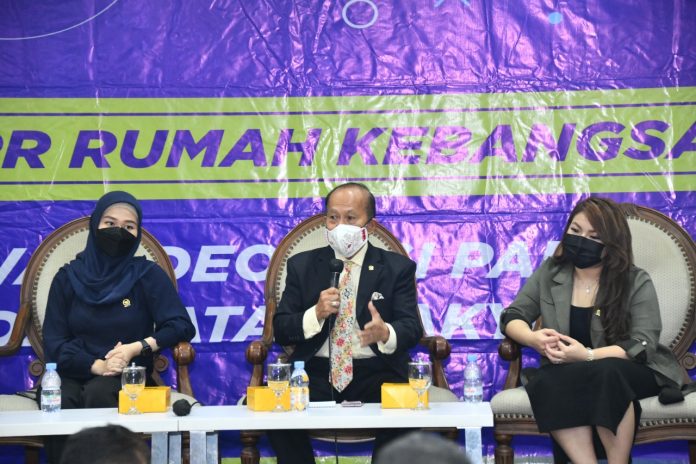 Syarief Hasan bersama Jialyka Maharani dan Hillary Brigitta Lasut dalam diskusi Kebangsaan MPR