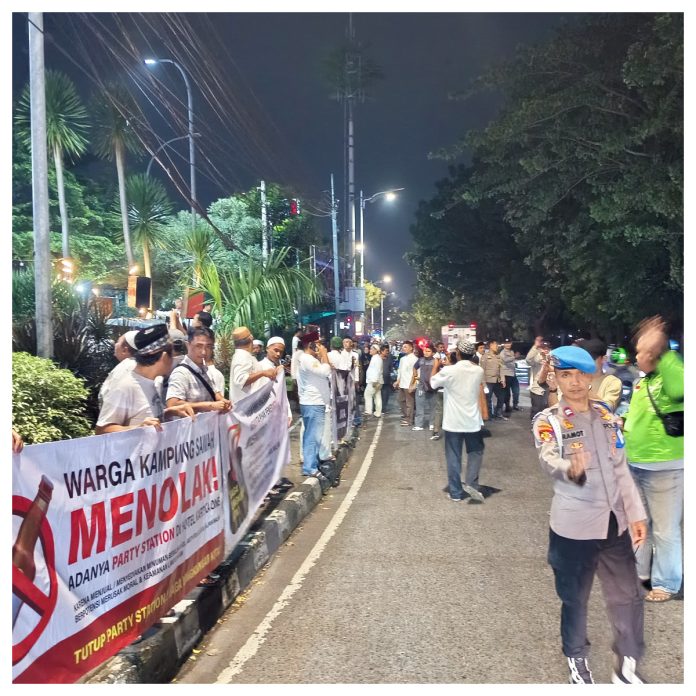 Warga Srengseng Sawah Demo di Hotel Kartika One