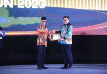 DPD Sukses Raih Peringkat Pertama Penghargaan Informasi Publik Deputi Bidang Administrasi Setjen DPD RI, Lalu Niqman Zahir telah mewakili DPD Menerima Penghargaan Informasi Publik