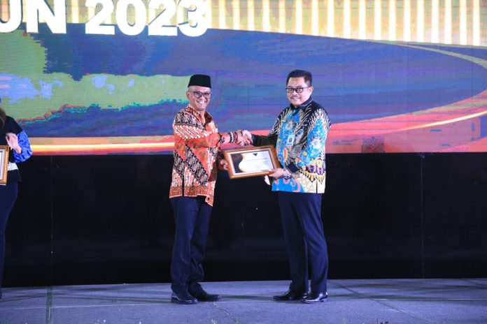 Deputi Bidang Administrasi Setjen DPD RI, Lalu Niqman Zahir telah mewakili DPD Menerima Penghargaan Informasi Publik Deputi Bidang Administrasi Setjen DPD RI, Lalu Niqman Zahir telah mewakili DPD Menerima Penghargaan Informasi Publik