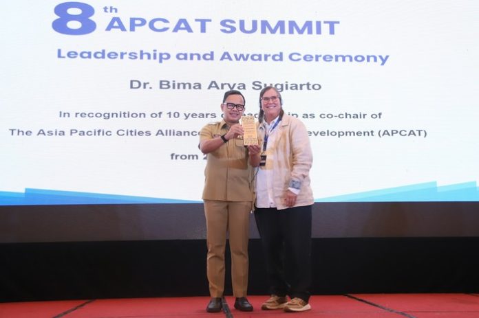 wakil-menteri-dalam-negeri-bima-arya-menerima-penghargan-apcat-asia-pacific-cities-alliance-for-health-and-development-award-a-1769436408967